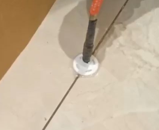 晋江瓷砖空鼓维修公司专业解答瓷砖在铺贴过程中，如果没有涂抹均匀到位的粘结材料（如水泥砂浆或瓷砖胶），可能会导致以下问题
