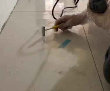 晋江瓷砖开裂维修公司专业分享瓷砖在铺贴前如果没有沥干水分，将会导致以下问题